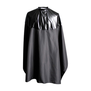 Cape de coiffeur imperméable en polyester noir, tablier de coupe de salon réglable avec fermeture à bouton-pression, suspendable et réutilisable - Product Image 1