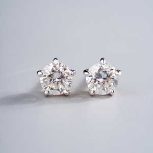 Pendientes de tuerca solitarios de moissanita de corte redondo de alta demanda, de plata de ley 925, para mujer, regalo de promesa elegante para amigas - Product Image 1