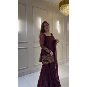 Zeel Fashion Designer – Ensemble haut, sharara et dupatta en tissu transparent 100 % polyester, broderie lourde, violet, look élégant, idéal pour les fêtes - Product Image 2