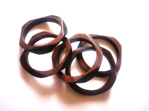 Bracelets en bois faits à la main, forme ronde, bois pur, tendance, accessoires uniques pour femmes, polis - Product Image 1