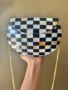 Sac à main en MOP fait main ILAHI avec chaîne, sac à bandoulière personnalisé à motif damier noir et blanc, cadeau de mariage ou de fête - Product Image 3
