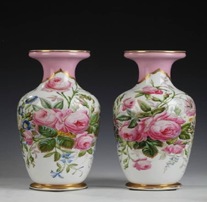 Vase en céramique orné avec des poignées dorées et un rebord rose pâle orné de fleurs de champ, disponible à prix de gros. - Product Image 4