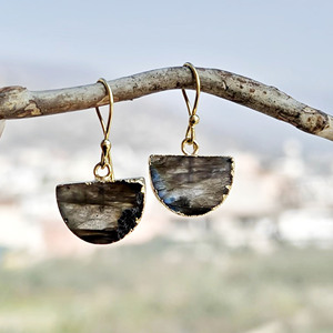 Pendientes colgantes de labradorita natural con efecto fuego, estilo hip hop, con gancho semicircular en oro de 18k. - Product Image 5