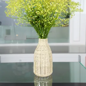 Cesta de vime branco em forma de vaso vietnamita usada para arranjar flores