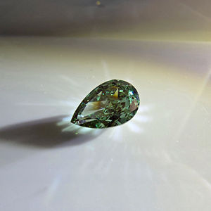 Diamant de laboratoire cultivé en forme de poire, vert bleuâtre vif fantaisie, 2 carats, taille brillant modifiée, VS1, certifié IGI, non monté - Product Image 4