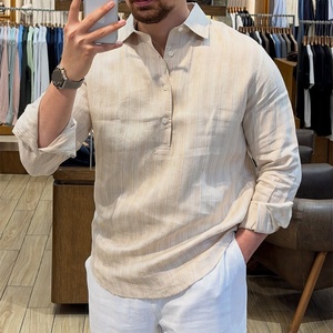 Chemise décontractée à manches longues en tricot avec logo frontal, col à revers, coupe régulière confortable pour homme, beige clair à fines rayures en lin, style Henley - Product Image 1