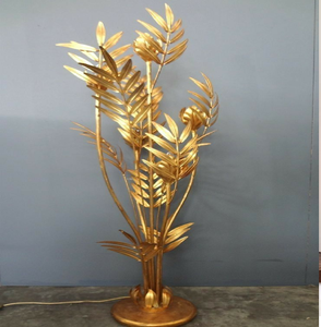 Lampadaire en forme de feuille de palmier dorée, grand et majestueux, avec une finition métallique époustouflante, disponible à prix de gros. - Product Image 1