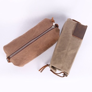 Sac de toilette de voyage pour homme en cuir marron avec logo personnalisé. - Product Image 1
