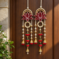 Paire de Torans suspendus en perles de lotus rouges, faits à la main, pour mariage, festival, décoration de porte, mur ou mandir, avec pompon de perles dorées, cadeau