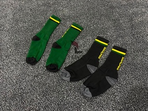 Chaussettes de sport athlétiques personnalisées pour le football, ajustement sécurisé, disponibles dans des couleurs et des motifs d'équipe personnalisés. - Product Image 4