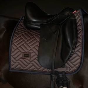 Tapis de selle anglais personnalisables de haute qualité avec doublure en polaire et coton, style dressage, disponibles en différentes tailles et couleurs - Product Image 2