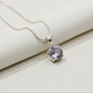 Collar con Colgante de Amatista Lavanda en Plata Alemana Hecho a Mano |   Elegante Solitario Redondo sobre una Cadena de Serpiente Delgada |   Regalo para Ella - Product Image 2