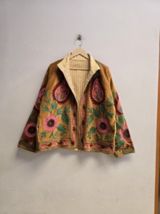 เสื้อแจ็คเก็ตกำมะหยี่สีน้ำตาลอูฐสำหรับผู้หญิง งานฝีมือปักลายดอกไม้เพสลีย์ สไตล์โบโฮ ดีไซน์เนอร์ เสื้อคลุมสไตล์ชาติพันธุ์ ขายส่ง ผู้ส่งออก - Product Image 1