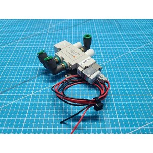 Vanne solénoïde 5 ports SMC SY5120-5LOZ-01, utilisée comme pièce détachée pour équipement semi-conducteur Legacy - Product Image 4