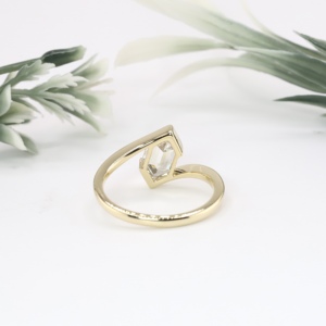 Anillo de lujo de oro amarillo con diamante hexagonal, diseño clásico de bisel solitario envolvente, joyería fina para mujer, regalo al por mayor - Product Image 3