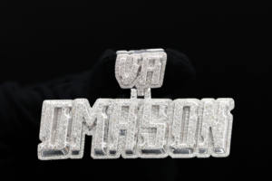 Colgante de Aleación Chapado en Oro con Diamantes Esmerilados Premium Ice Dynasty - Product Image 3