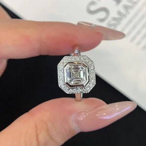 Anillo de Compromiso y Boda con Diamante Cultivado en Laboratorio, Corte Asscher, Bisel Halo, Oro Amarillo de 14K, Certificado IGI, VVS+, Color EF, Minimalista - Product Image 4