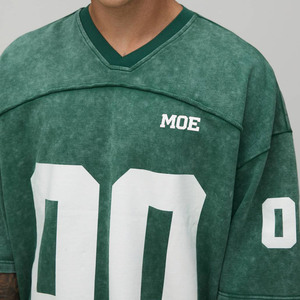 T-shirt homme vert délavé surdimensionné en jersey, motif football américain vintage, épaules tombantes, coupe ample en coton, col en V, ODM - Product Image 3