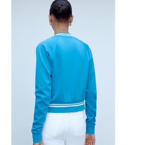 Veste universitaire tendance pour femme, confectionnée avec un matériau confortable et des détails côtelés élégants pour un style moderne au quotidien. - Product Image 4