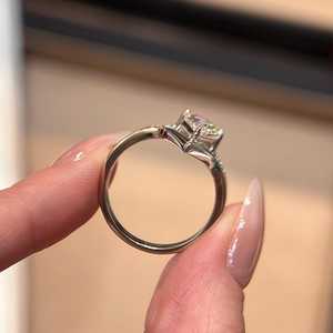 แหวนมอสซาไนต์ทรงคิท 2 กะรัต รูปทรงลูกศร สำหรับผู้หญิง เงินแท้ 925 ดีไซน์ทันสมัย ของขวัญเครื่องประดับเจ้าสาวสำหรับงานแต่งงาน - Product Image 2