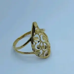 Bague traditionnelle en filigrane floral doré, élégante et ajustable, bijou statement pour femme, idéale pour les mariages et les célébrations. - Product Image 3