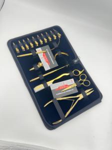 Kit de herramientas para extensiones de cabello con color plasma dorado, precio al por mayor, incluye pinzas, clips metálicos y otras herramientas esenciales para el cabello con logo. - Product Image 3