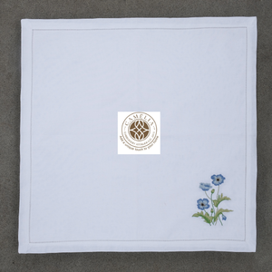 Lino natural con bordado de amapolas azules, suave pero duradero, que aporta un toque fresco y refinado a mesas elegantes. - Product Image 3