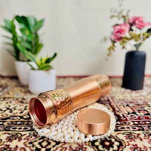 Botella de Agua Reutilizable Ecológica Clásica de Cobre Puro con Acabado Mate Martillado, Juego de Regalo Premium para Uso Doméstico y Corporativo - Product Image 2