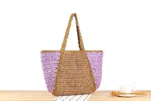 Destaca con estilo con este llamativo bolso de hilo natural, con fibras de primera calidad y un diseño moderno con detalles en morado. - Product Image 2