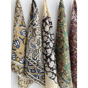 Pañuelo Boho de Algodón Indio con Estampado Floral Hecho a Mano, Bandana Cuadrada para la Cabeza, Pañuelo Ligero para el Cabello y el Cuello para Mujeres Adultas - Product Image 1
