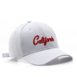Service ODM 2026 : Casquette de baseball blanche 6 panneaux la plus demandée, imperméable, avec broderie personnalisée du logo en lettres rouges, ajustable par fermeture à pression - Product Image 1