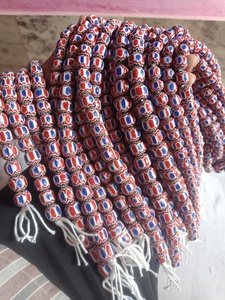 Perles de verre rayées rouge chevron, faites à la main, pour la fabrication de bijoux, artisanat tribal et designs de style indigène - Product Image 2