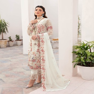 Robes de l'Aïd Robes de soirée lourdes pour femmes avec mousseline brodée Costumes punjabi trois pièces par Ramsha Vol 7 Long Maxi Frock - Product Image 3