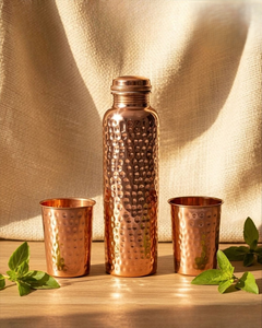 Bouteille d'eau classique en cuivre avec deux verres – Ensemble de boissons pour l'hydratation quotidienne, idéal pour la maison, le café, le restaurant, le bureau - Product Image 3