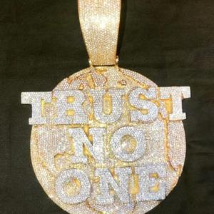 Colgante de Lujo para Hombre Iced Custom Trust No One con Moissanita, Plata de Ley 925 Bañada en Rodio, Estilo Hip Hop Circular, Diamante Dvars - Product Image 3