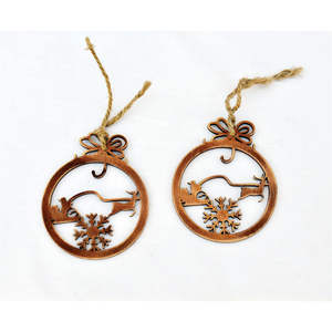 Ornement de Noël personnalisé en métal en forme de renne, finition patine verte, découpé au laser, motif forêt de pin, étiquettes suspendues pour cadeaux et arbres - Product Image 3