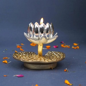 La finition dorée riche des porte-bougies amplifie la réflexion de la lumière, permettant à une petite flamme de illuminer efficacement un espace plus large. - Product Image 1