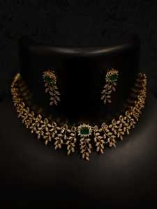 Ensemble de bijoux indiens classiques en laiton plaqué or antique avec pierres CZ, collier ras-du-cou géométrique et boucles d'oreilles Jhumka – Vente en gros - Product Image 1