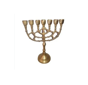 Ménorah rustique en aluminium doré texturé à 7 branches, style organique, support de chandelier en métal pour la décoration de la maison ou des lieux religieux juifs - Product Image 4