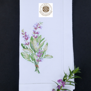Lino natural con un ramo de salvia atado con cuerda, tonos verdes suaves que aportan una elegancia tranquila a mesas de comedor y reuniones. - Product Image 2