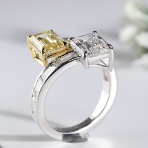 Anillo de Compromiso de Oro Blanco con Diamante Corte Esmeralda y Banda de Dos Piedras Amarillas de Estilo Elegante, Joyería Fina para Boda - Product Image 2