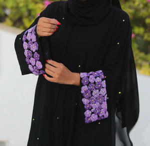 Vente en gros Dubaï : Magnifique Abaya Modeste Faite à la Main en Soie Satinée, Vêtement Traditionnel Islamique pour Femme, Légère, Respirante et Séchage Rapide - Product Image 6