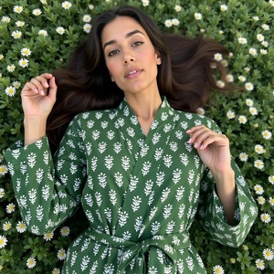 Earthly Elegance Modern Artisan Reverie Kimono Robe para mujer Cómodo de talla grande Refrescante Green Peace Block Print Woven - Product Image 3