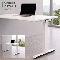 Bureau de travail électrique moderne en bois, réglable en hauteur, avec plateau rectangulaire blanc, pieds en T et panneau de commande frontal