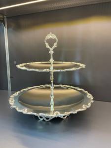 Support à gâteau moderne en métal doré pour la présentation en boulangerie - Product Image 1