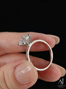 Bague de fiançailles en moissanite taille trillion, plaquée rhodium/or/or rose, sertie à griffes, alliance solitaire pour femme - Product Image 4