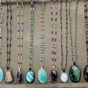 Conjunto de Collar con Colgante de Macramé de Aleación de Metales Preciosos Hecho a Mano, Joyería Minimalista con Cristales Curativos para Mujer, Venta al por Mayor para Bodas y Fiestas - Product Image 1