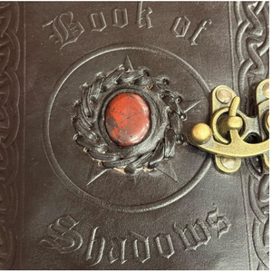 Diario de Cuero Negro Hecho a Mano, Libro de las Sombras con Grabado de Piedra Roja, Grimoire Gótico de Brujería, Diario de Cuero Antiguo - Product Image 4