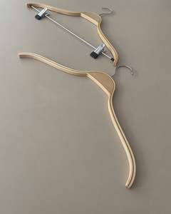 Percha de madera duradera hecha de madera maciza para uso a largo plazo en hogares, hoteles y tiendas minoristas. - Product Image 4