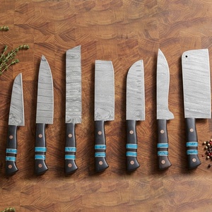 Juego de Cuchillos de Cocina de Acero de Damasco Hechos a Mano de 7 Piezas con Mango de Resina y Micarta, Funda de Cuero, Cuchillos Utilitarios de Supervivencia y Caza - Product Image 1